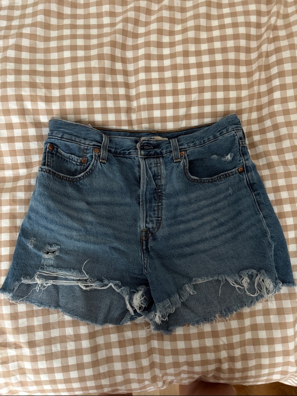 Levi’s high rise ribcage jean shorts